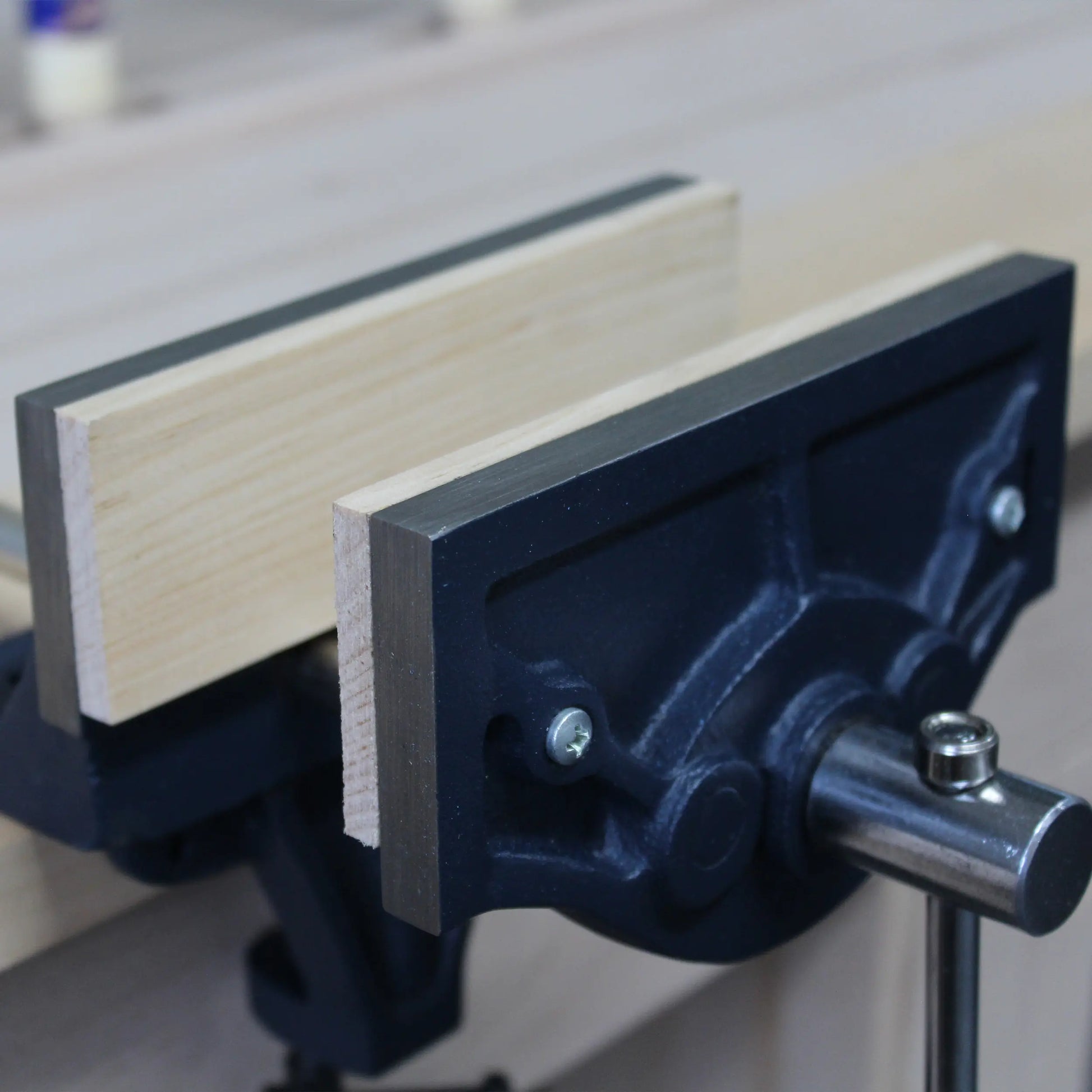 Carpenter's vise with table clamp jUUMA